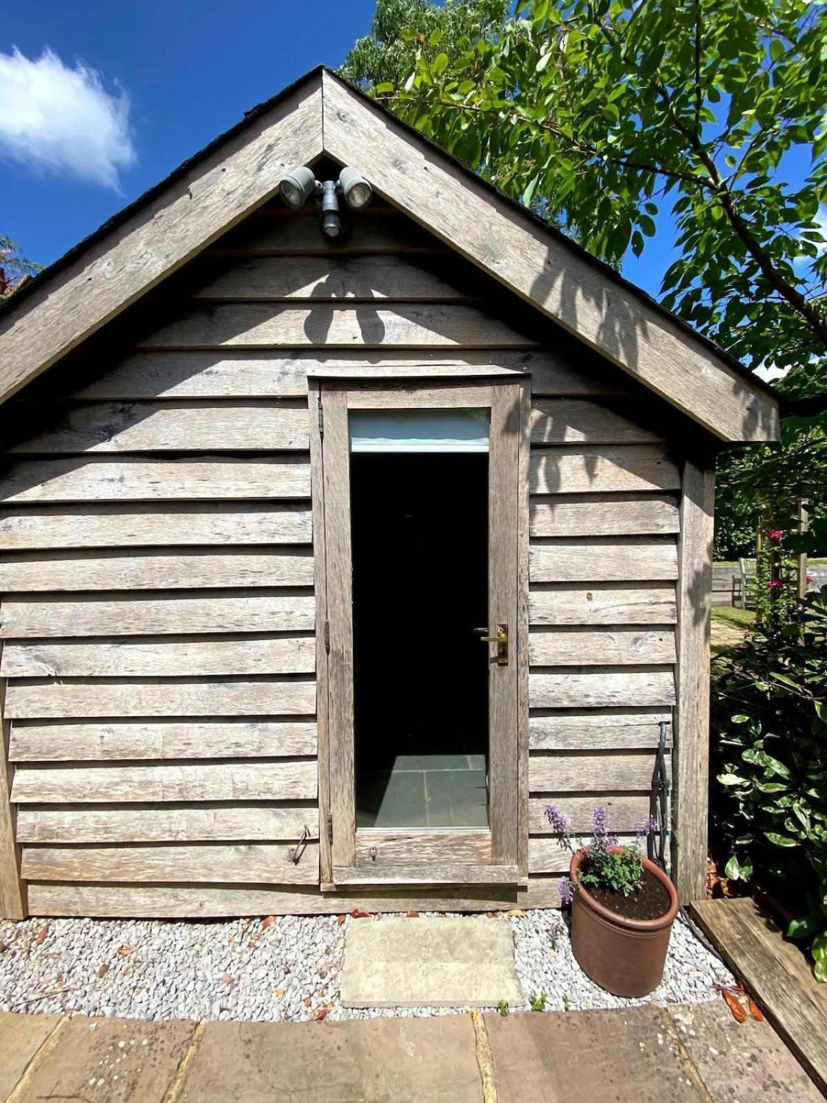 Villa The Tool Shed Nestled In Idyllic Countryside Linchmere Exterior foto