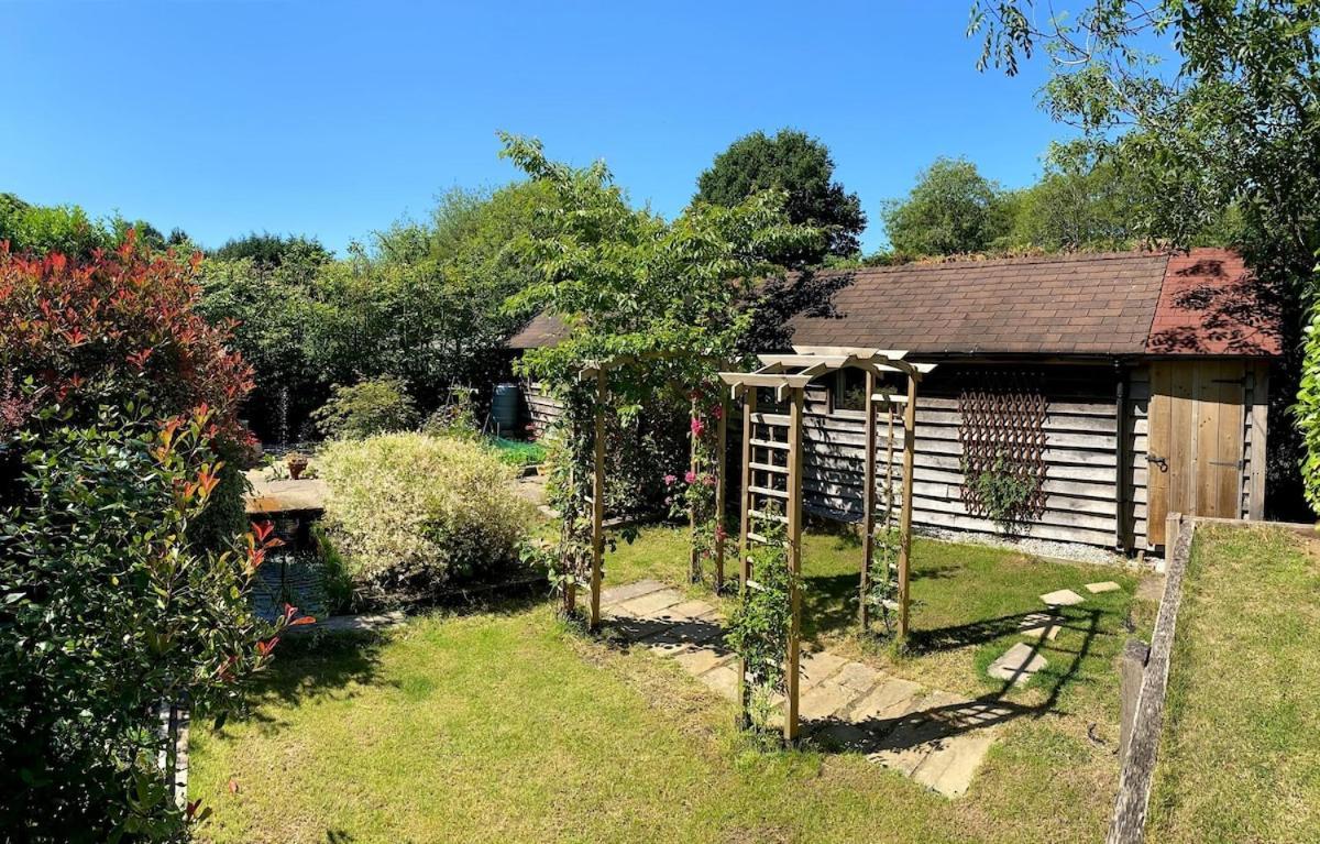 Villa The Tool Shed Nestled In Idyllic Countryside Linchmere Exterior foto