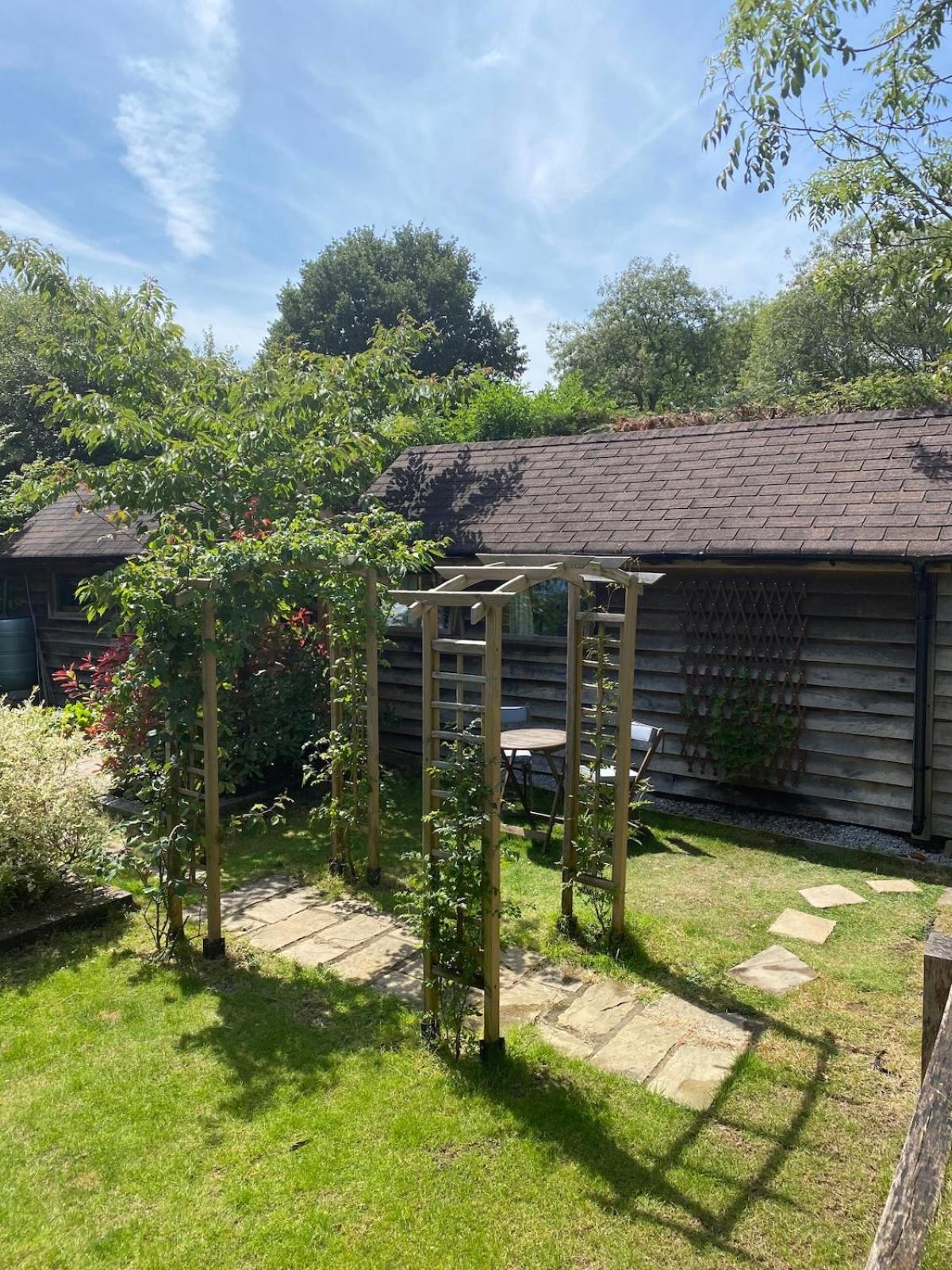 Villa The Tool Shed Nestled In Idyllic Countryside Linchmere Exterior foto
